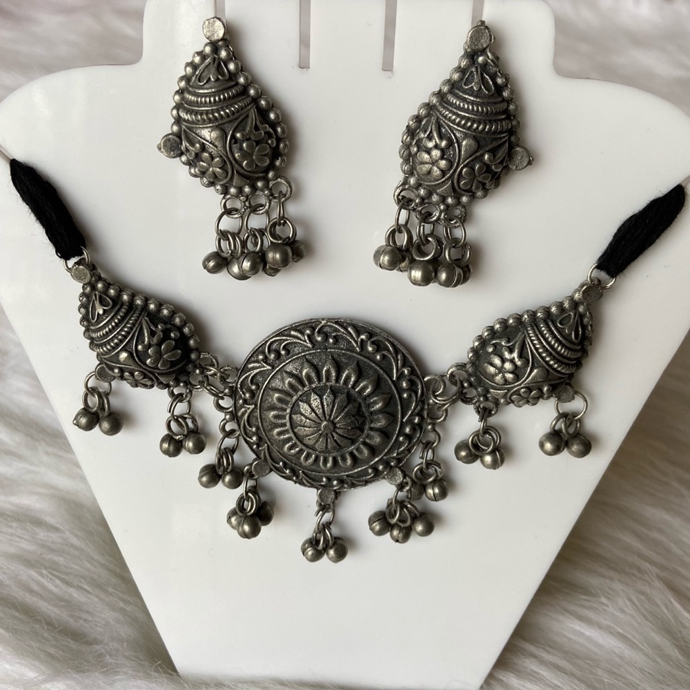 Urmi Choker Set